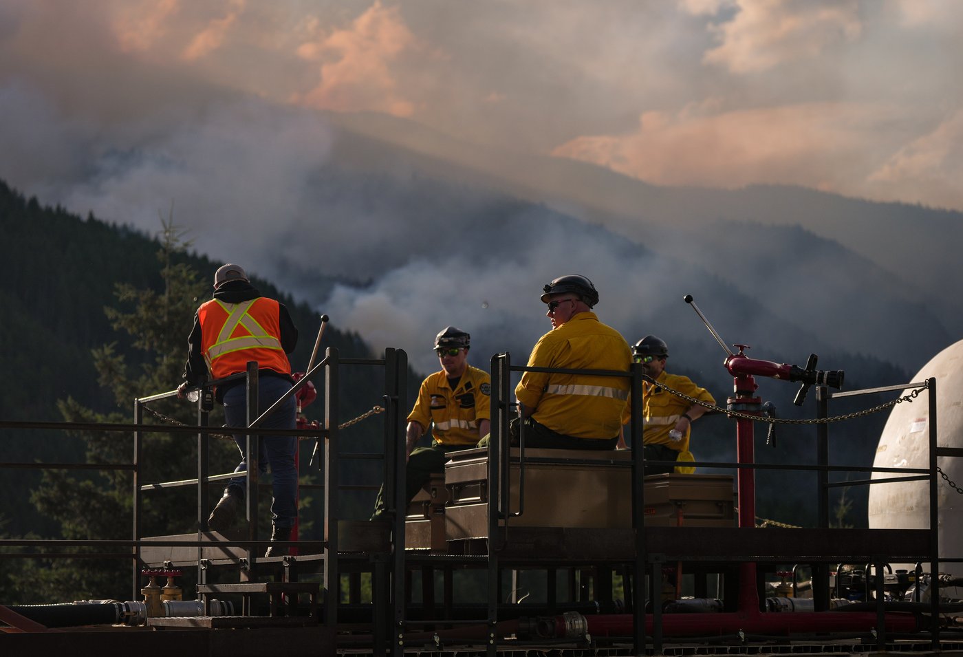 Un visiteur a tenté de lutter contre le feu de forêt naissant en Colombie-Britannique