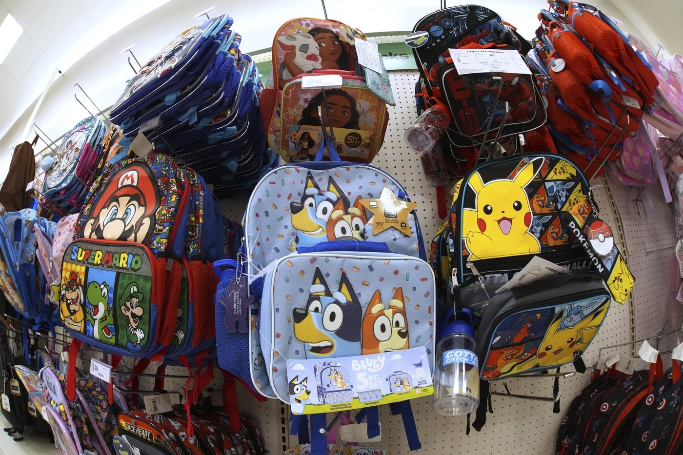 Rentrée scolaire: les parents à la chasse aux aubaines bien avant les vacances