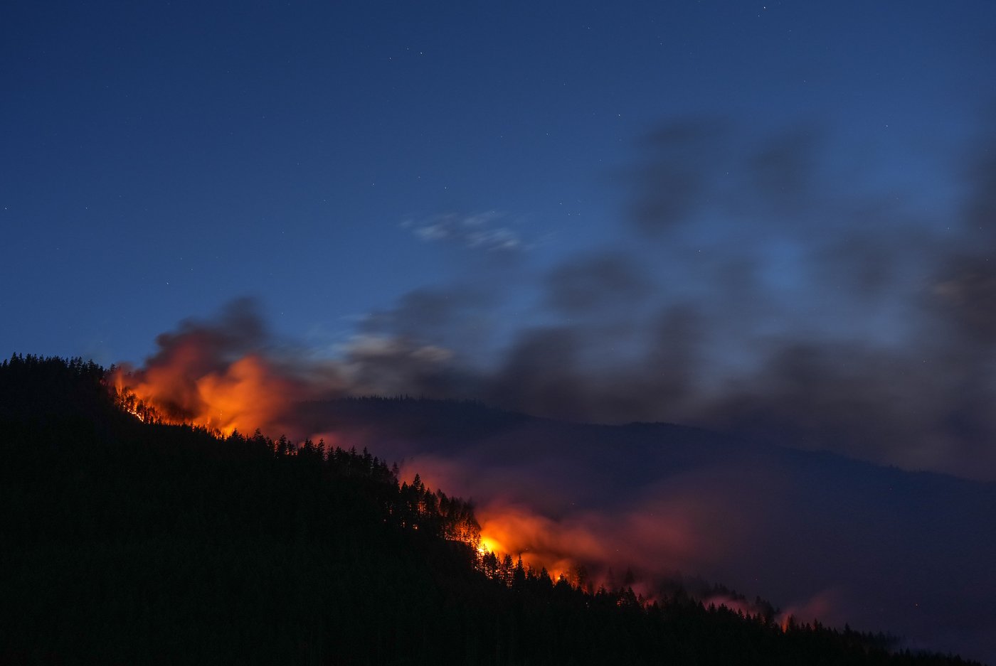 La route 1 rouvre près du canyon du Fraser malgré les feux de forêt