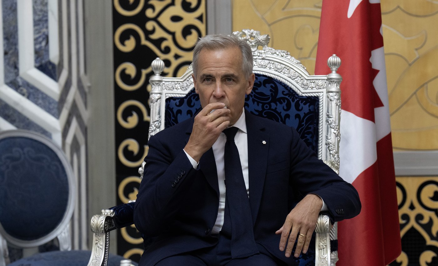 Mark Carney reçoit un pistolet du président turc lors du sommet de l'OTAN