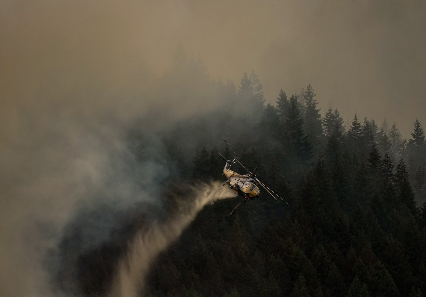 Les équipes continuent de lutter contre les feux de forêt en Colombie-Britannique