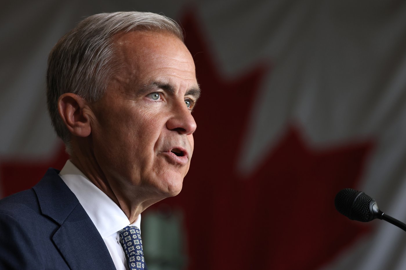 Carney défend son bilan environnemental en pleine saison d'incendies de forêt