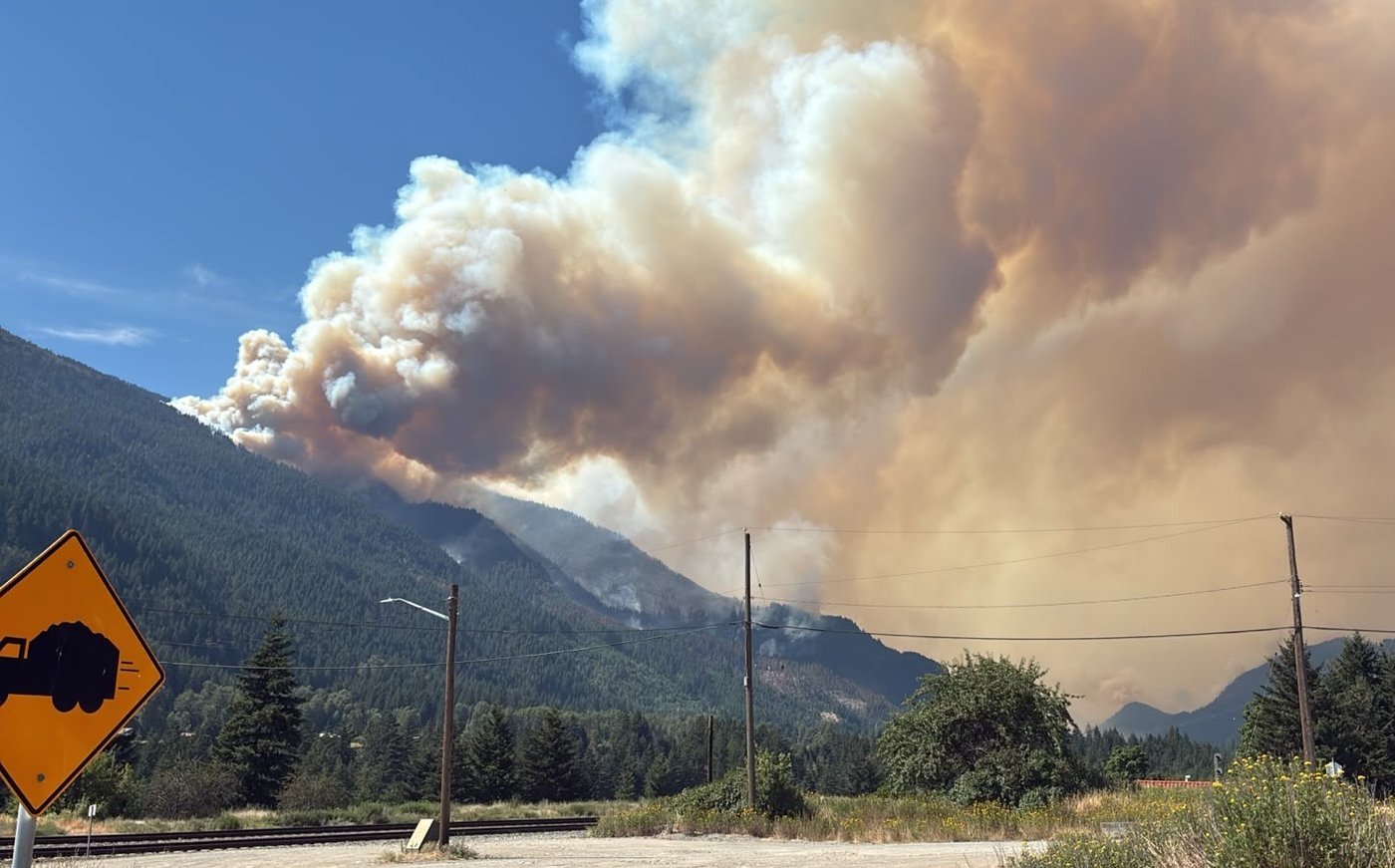 Un incendie de forêt menace une ville de Colombie-Britannique