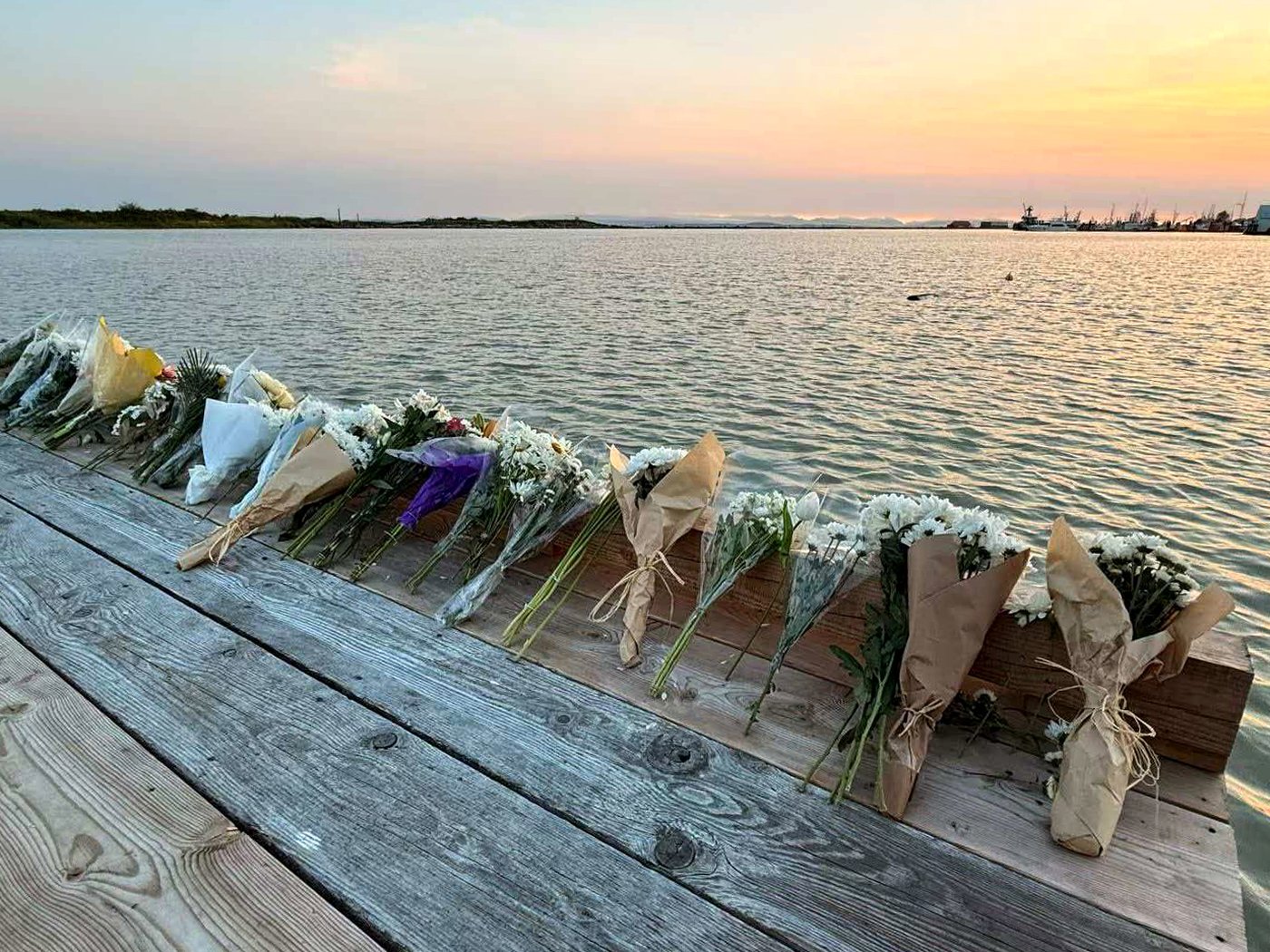 Veillée en hommage aux six victimes du naufrage d'un bateau de pêche en C.-B.