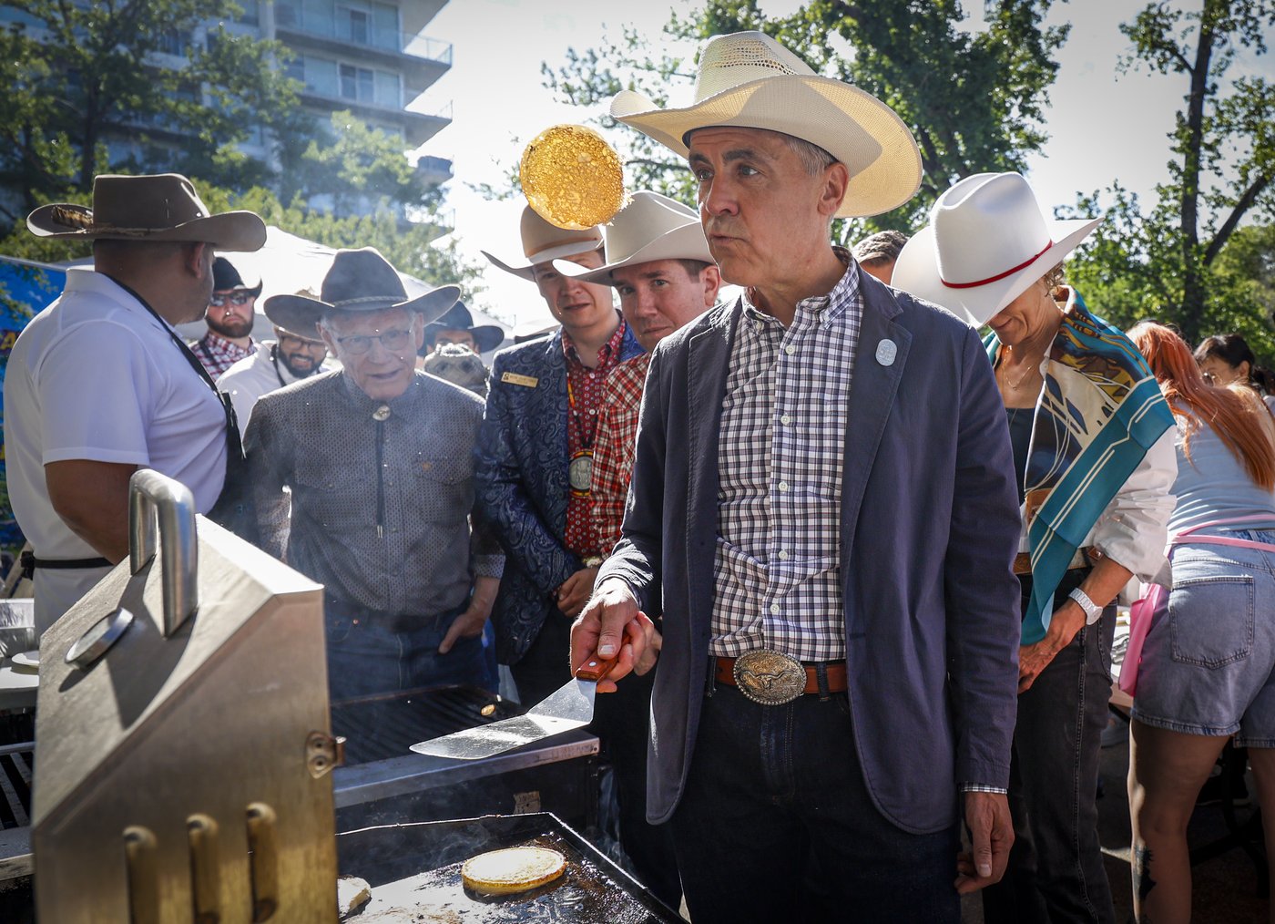 Mark Carney maîtrise l'art de retourner les crêpes du Stampede de Calgary