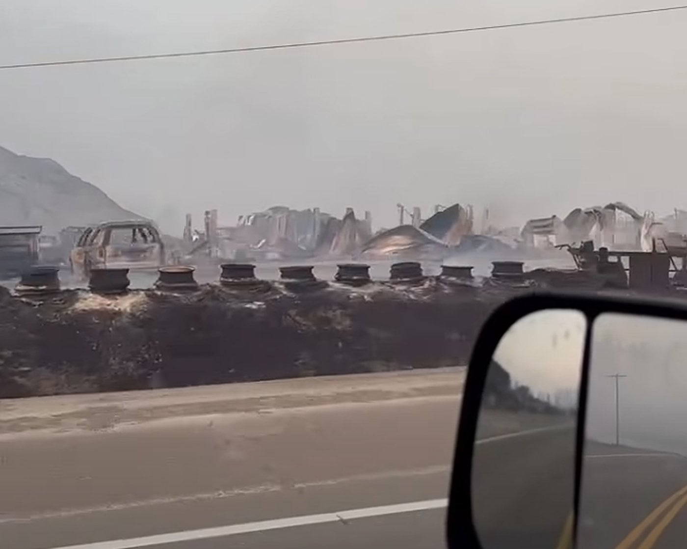 Une équipe évalue les dégâts à Clinton, en Colombie-Britannique, après un incendie