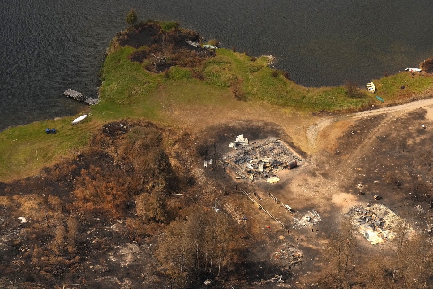 Les pompiers de l'Ontario font du progrès face aux feux de forêt, selon le ministre