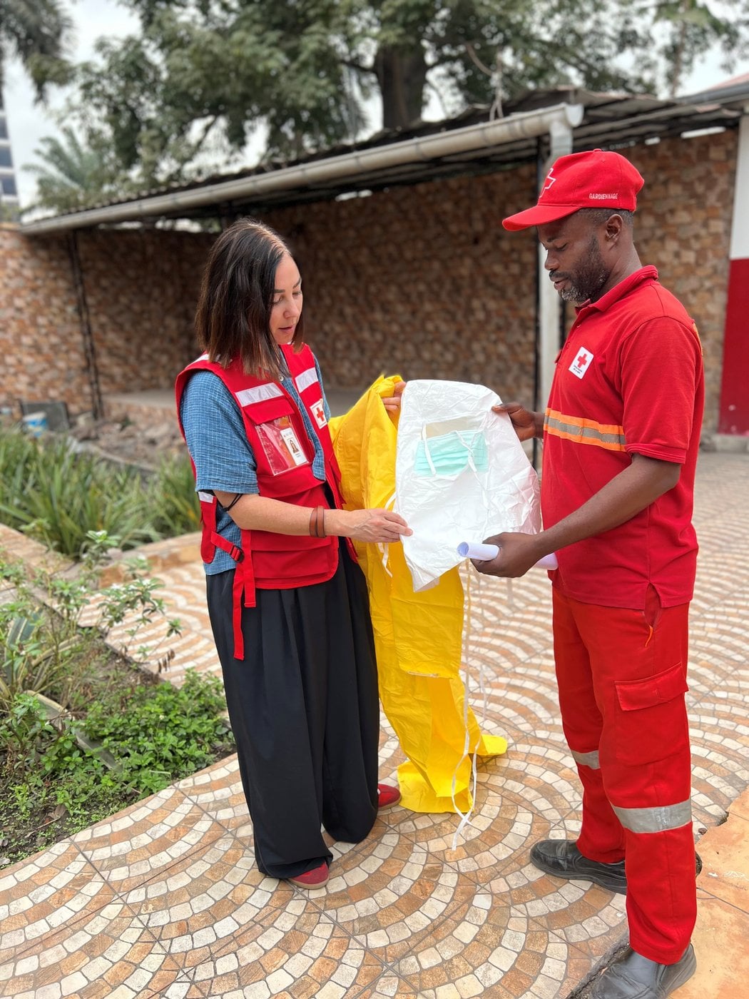 Ebola: des travailleurs humanitaires canadiens décrivent la situation