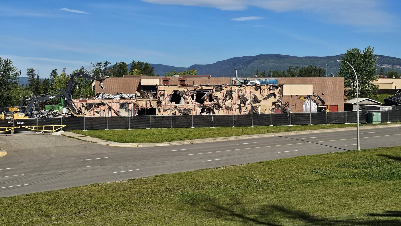 Les travaux de démolition ont débuté à l'école de Tumbler Ridge