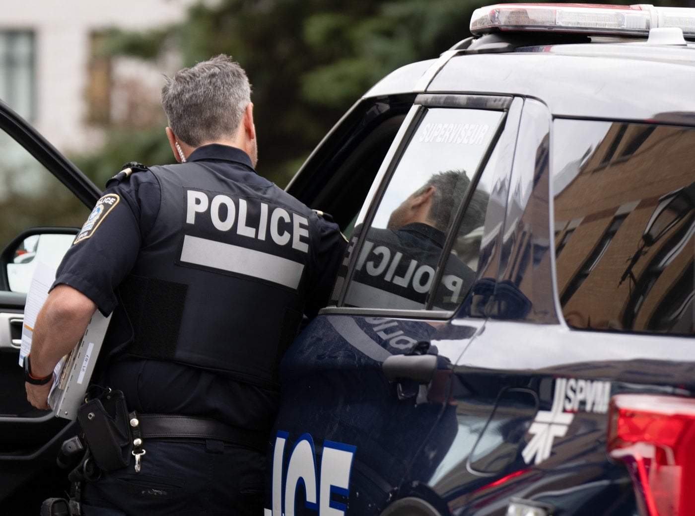 Un véhicule transportant trois personnes tombe dans le canal de Lachine, à Montréal