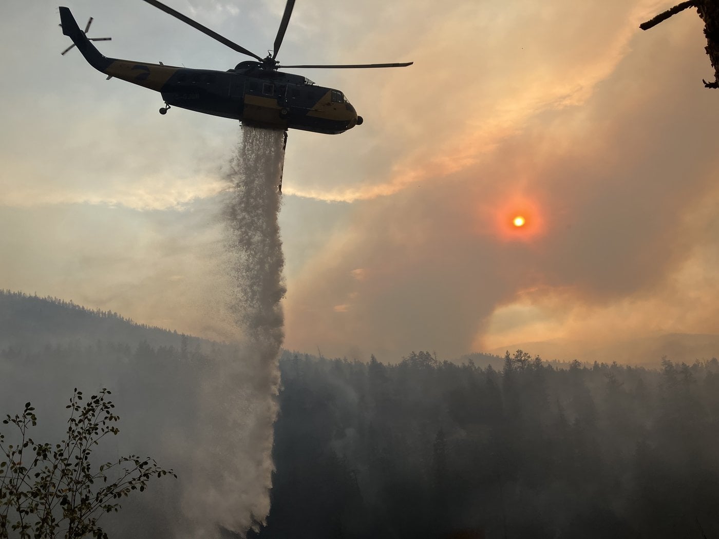 Après la fumée, les pompiers de C.-B. espèrent l'aide d'un nouvel allier: les nuages
