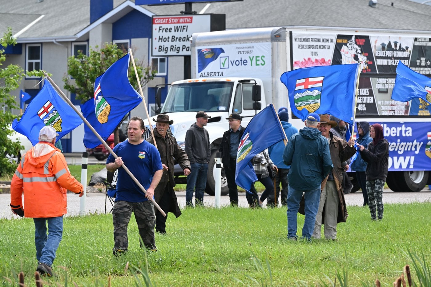 Les drapeaux de l'Alberta et du Canada sèment la discorde à l'approche du référendum