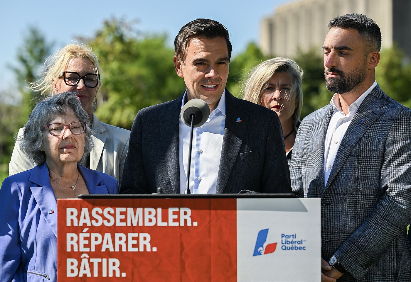 Jour 12: les contre-tarifs d'Ottawa s'imposent de nouveau dans la campagne