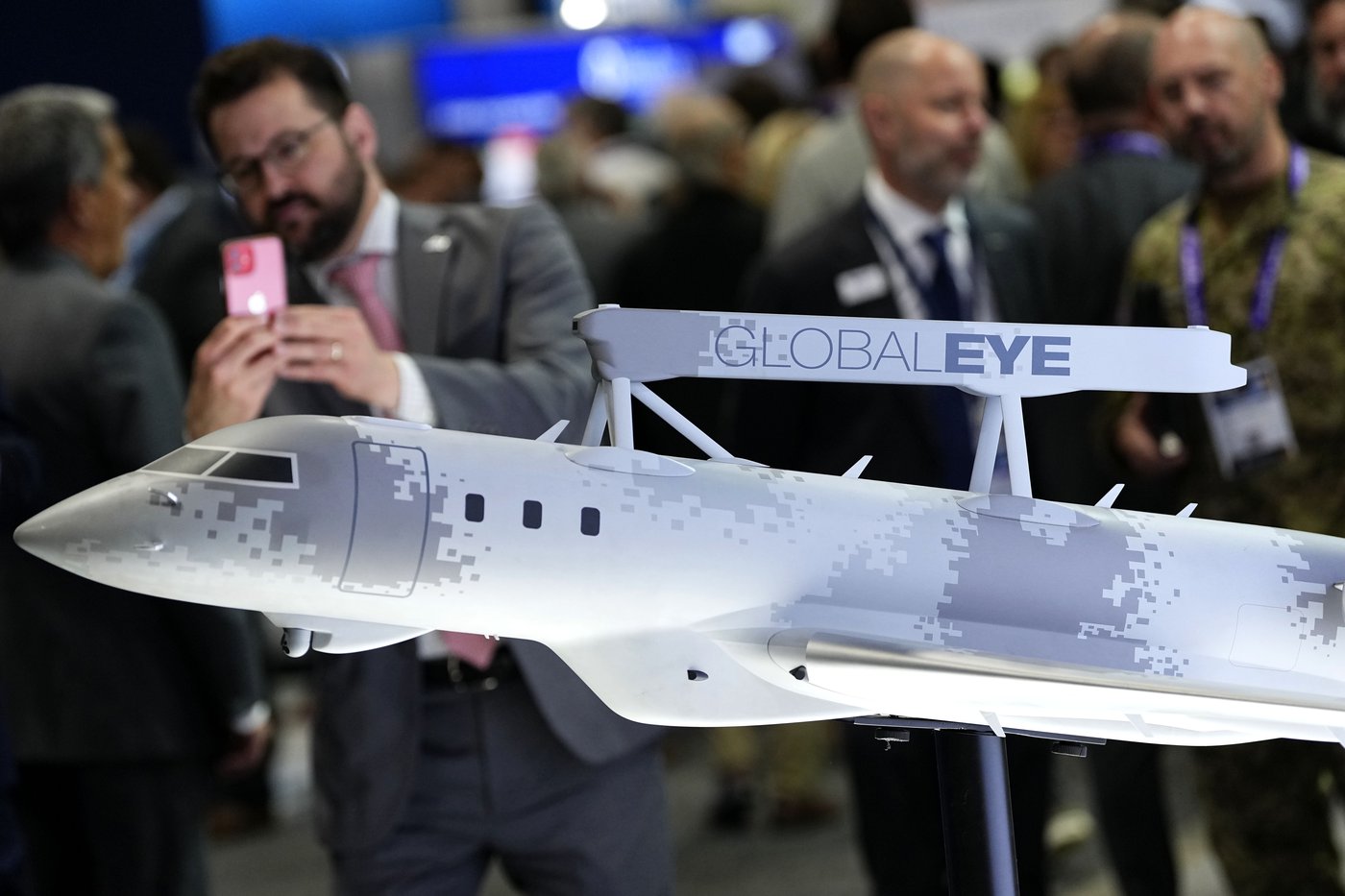 Avions de surveillance: Ottawa franchit une nouvelle étape dans les négociations