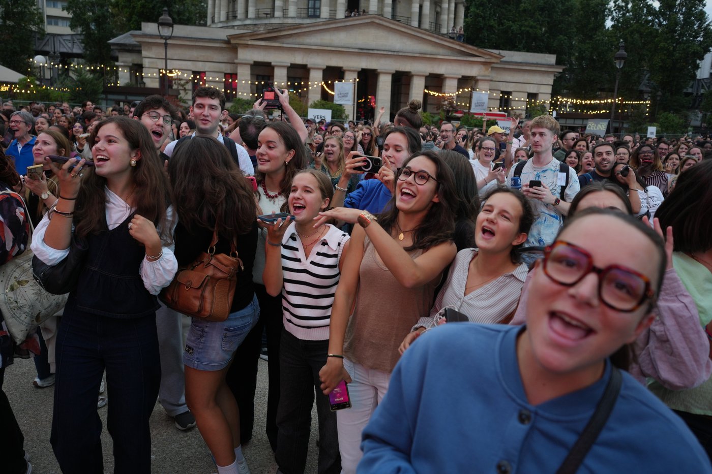 Des milliers d’admirateurs sont réunis à Paris pour le grand retour de Céline Dion