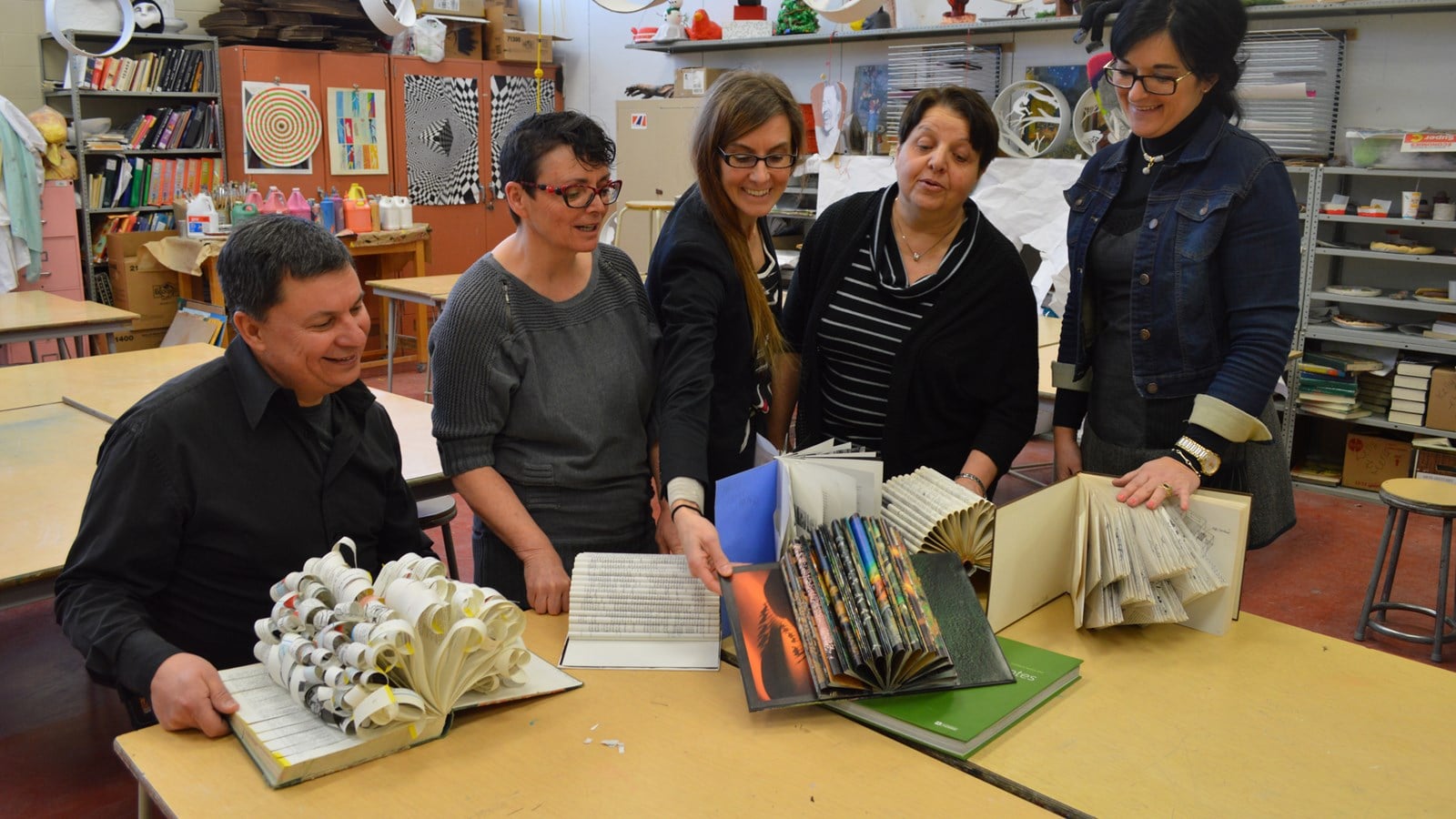 M. Bruno Vadnais, président du comité culturel de la MRC et maire de Saint-Cuthbert, Mme Hélène Blondin, artiste sélectionnée, Mme Marie-Julie Asselin, agente de développement culturel de la MRC, Mme Francine Bettez, enseignante du cours d’arts plastiques et Mme Judith Biron, directrice de l’école secondaire Pierre-de-Lestage.