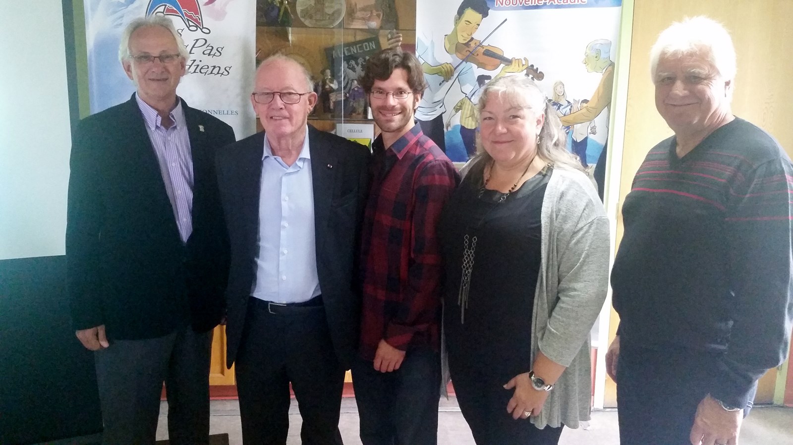 De gauche à droite: Pierre Lasalle (maire de Saint-Jacques). l'Honorable Bernard Landry (président des Fêtes du 40e anniversaire), Philippe Jetté (président des Petits Pas Jacadiens), Nathalie Wagner (présidente de Loisirs et Sports Lanaudière) et Serge Rochon (un des gagnants du concours de 2014).. 