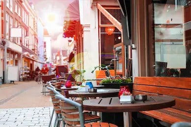 « Que vous travailliez dans un restaurant au coin de la rue ou dans un bureau du centre-ville, l'important est de pouvoir payer le loyer et mettre de la nourriture sur la table », a affirmé le premier ministre pour justifier sa décision.