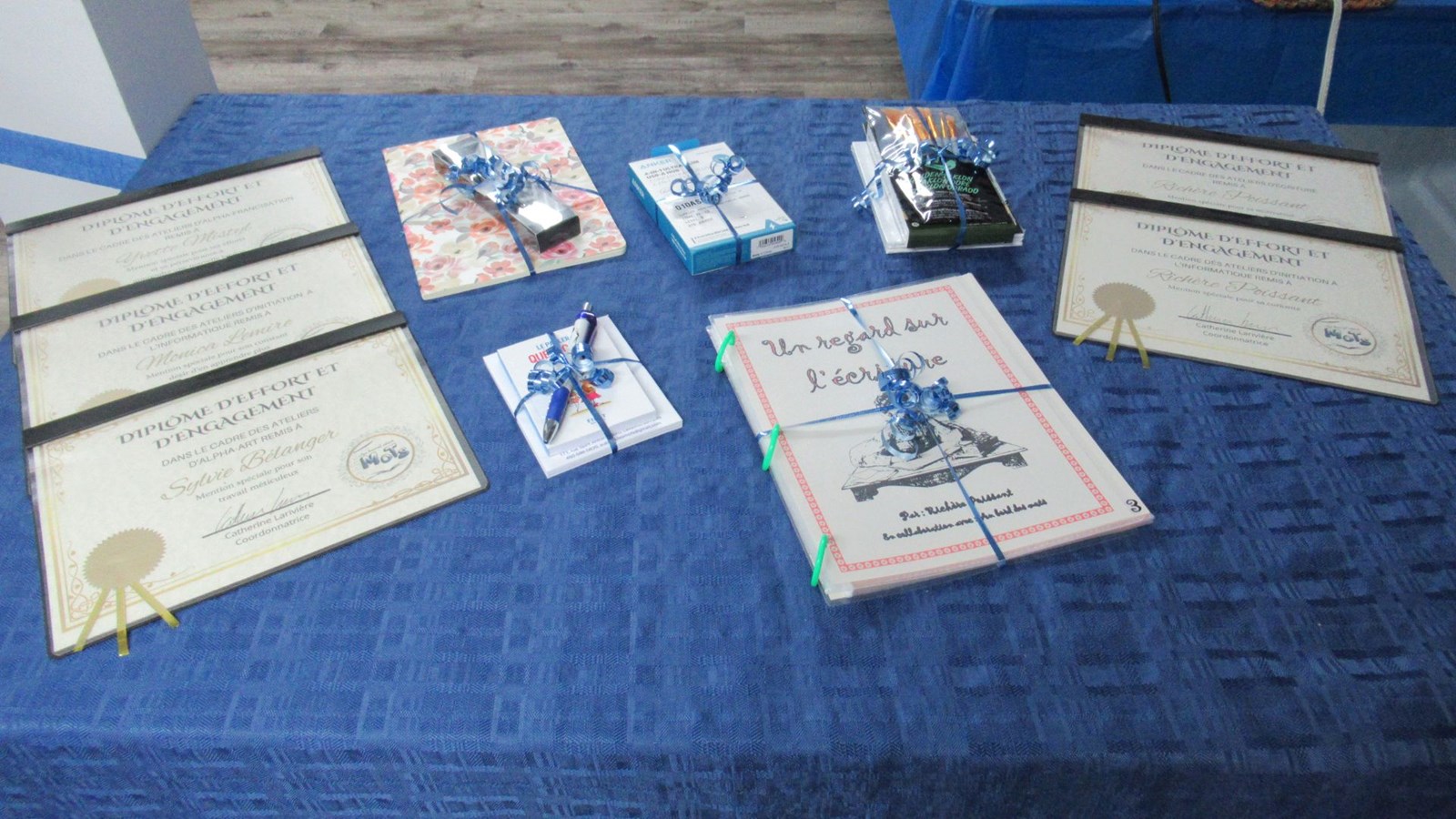 Diplômes et cadeaux remis