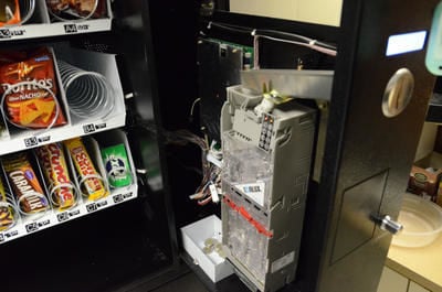 Les monnayeurs de toutes les machines distributrices, comme on peut voir ici, devront être reprogrammés pour reconnaître les nouvelles pièces de 1$ et 2$ qui seront mises en circulation le 31 mars prochain. GUILLAUME JACOB/L'ÉCHO DE TROIS-RIVIÈRES/AGENCE QMI