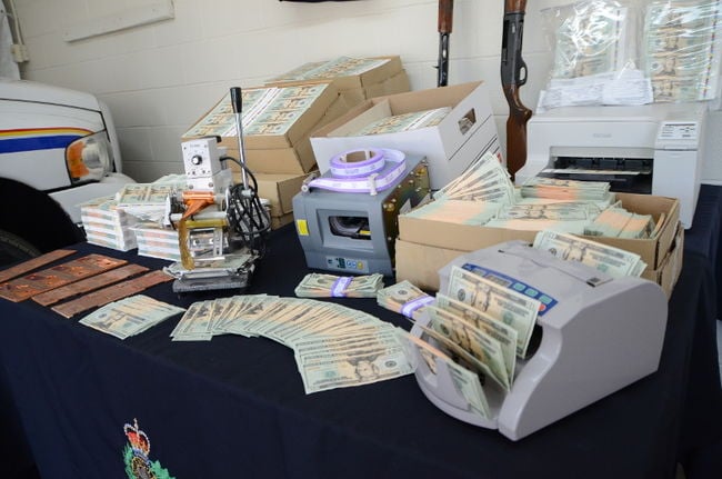 La GRC et les Services secrets américains, en collaboration avec la SQ, ont démantelé une cellule de faux-monnayeurs en menant six perquisitions mercredi, saisissant du matériel de contrefaçon et 949 000 $ en faux billets de 20 $ américains.