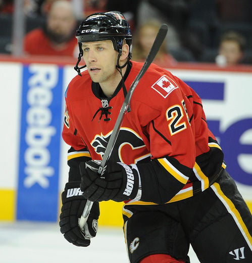 Steve Bégin a disputé son premier match avec les Flames de Calgary de l'entraîneur québécois Bob Hartley.