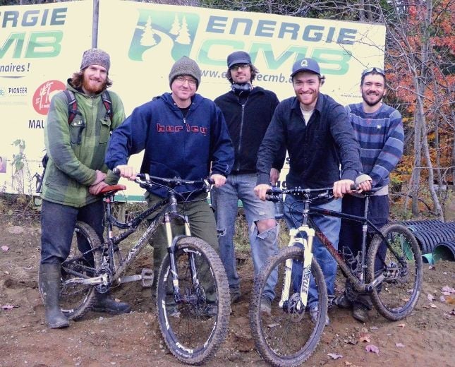 L’équipe de bénévoles d’Énergie CMB et le directeur général Charles Hébert (4e).