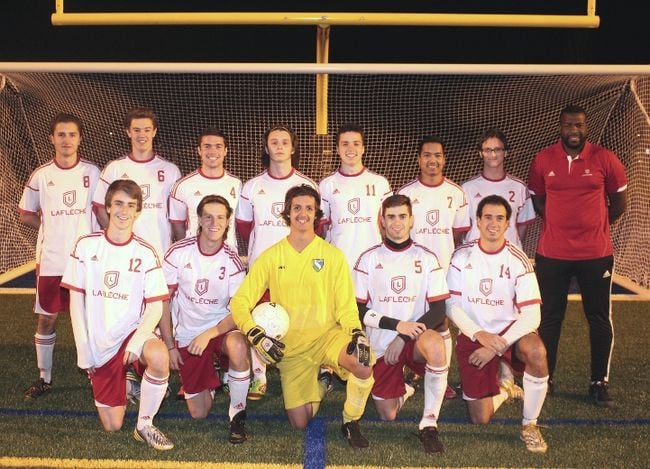 La formation de soccer masculin des Dragons du Collège Laflèche entraînée par Michel Ndebi.