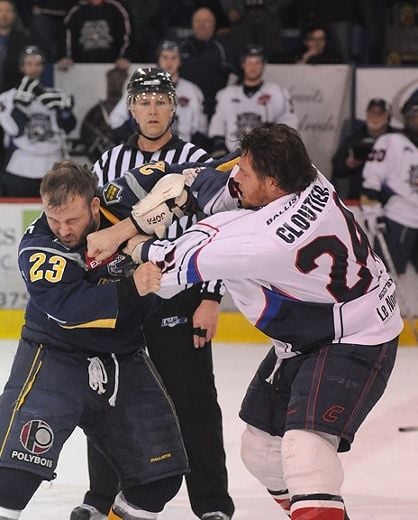 Blessé à la main, Chris Cloutier s'est entraîné avec l'équipe, mercredi. Il devrait être en mesure de participer à la série, lors de laquelle il aura comme rôle de déranger l’adversaire. Quant à l’Isothermic, il peut compter sur Martin Larivière (23) pour jouer ce rôle.