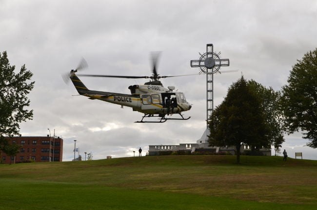 L'hélicoptère de la Sûreté du Québec a été nécessaire pour secourir le chasseur en détresse.