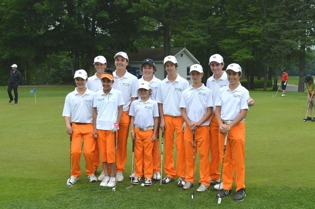 L’équipe de compétition du programme junior du Ki-8-Eb était habillé aux couleurs du golfeur Rickie Fowler l’année passée.