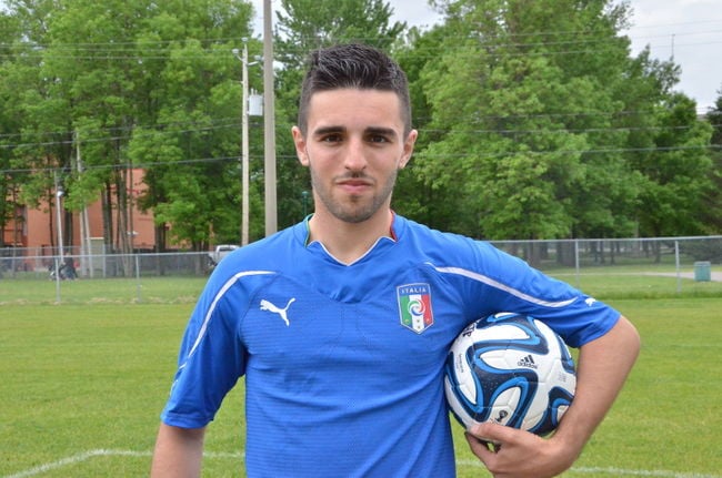 Le joueur de soccer professionnel européen Joel Chiarello, originaire de la région, est de passage au pays afin de lancer son entreprise de clinique personnelle de soccer baptisée l’Académie du Soccer du Québec.