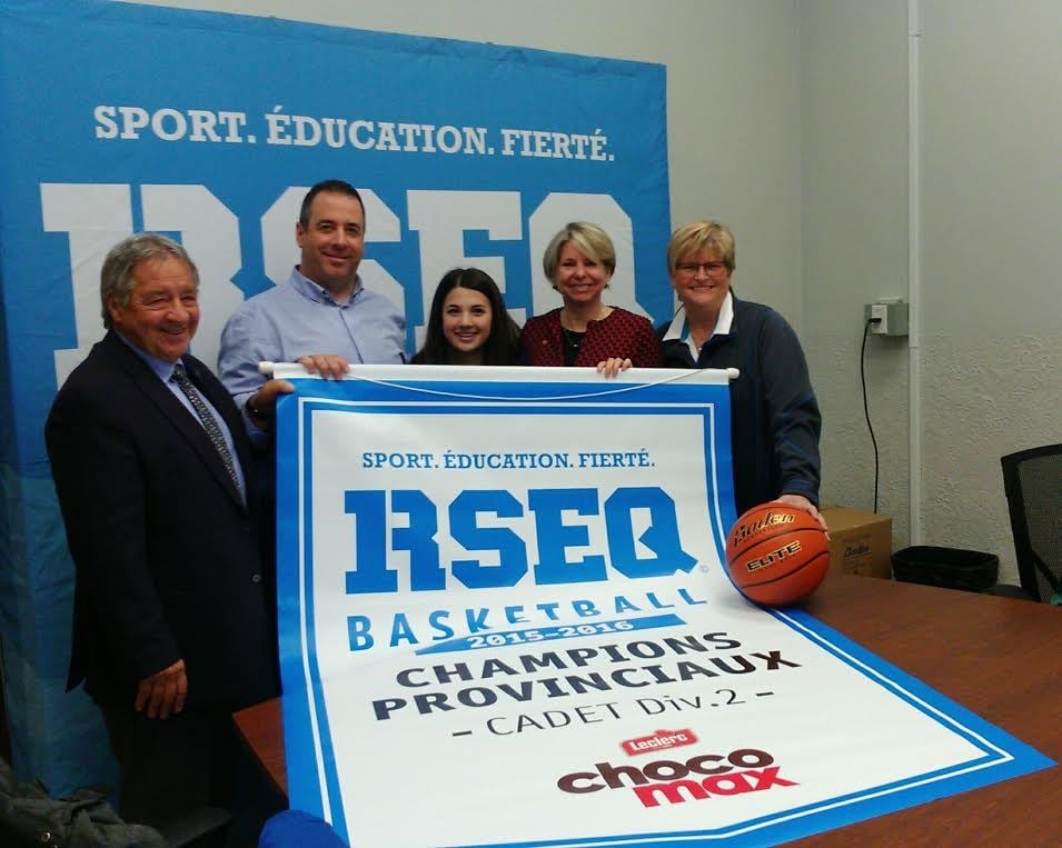 Sur la photo, de gauche à droite: Jacques Moffatt, président du conseil d'administration du RSEQ Provincial, Charles Hébert, directeur adjoint et responsable des sports du Séminaire Saint-Joseph, représentante cadette de l'Académie Les Estacades, Martine Roy, directrice générale par intérim du Séminaire Saint-Joseph et Micheline Guillemette, directrice générale du RSEQ Mauricie.