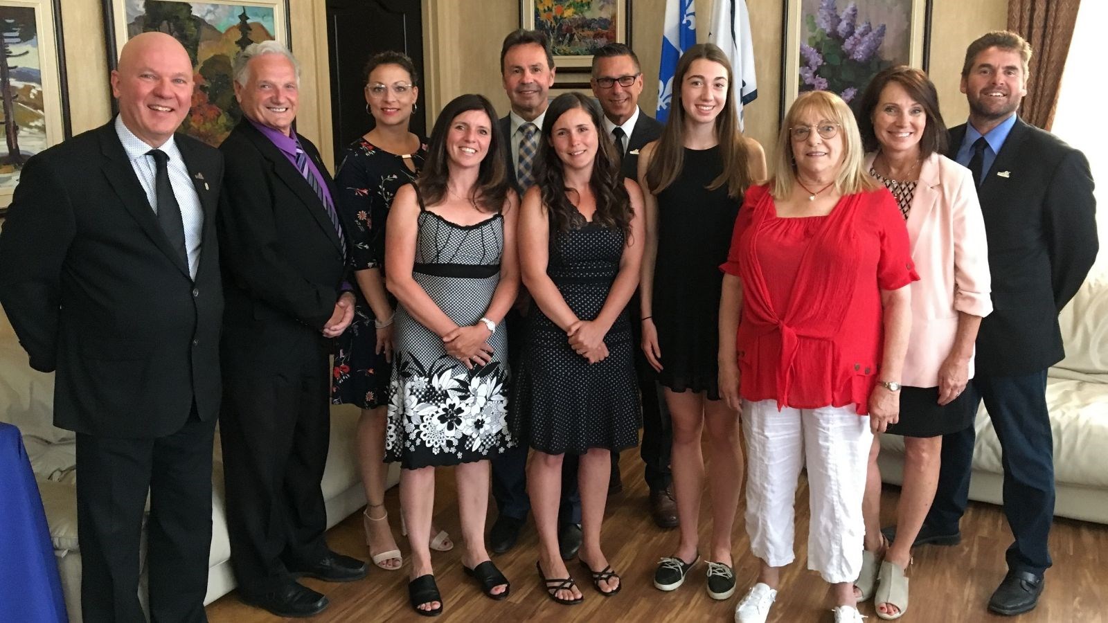 De gauche à droite : Claude Grenier (conseiller – district des Montagnes); Jean-Yves Tremblay (conseiller – district des Hêtres); Jacinthe Campagna (conseillère – district de la Cité); Nathalie Gagnon (mention du maire); Michel Angers (maire de Shawinigan); Josiane Gagnon (mention du maire); Guy Arseneault (conseiller – district Val-Mauricie); Marianne Vincent (mention du maire); Suzanne Trudel (mention du maire); Josette Allard-Gignac (conseillère – district Almaville); et Martin Asselin (conseiller – district des Boisés). 
