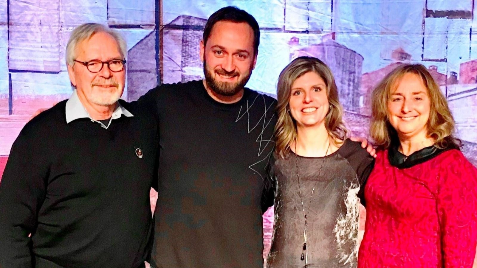 M. Pierre Fréchette, président de la Fondation, M. Étienne Dano, humoriste, Mme Judith Savoie, pharmacienne co-propriétaire du Familiprix de Nicolet et organisatrice de l’activité-bénéfice, et Mme Danielle Gamelin, secrétaire-trésorière et directrice générale de la fondation.
