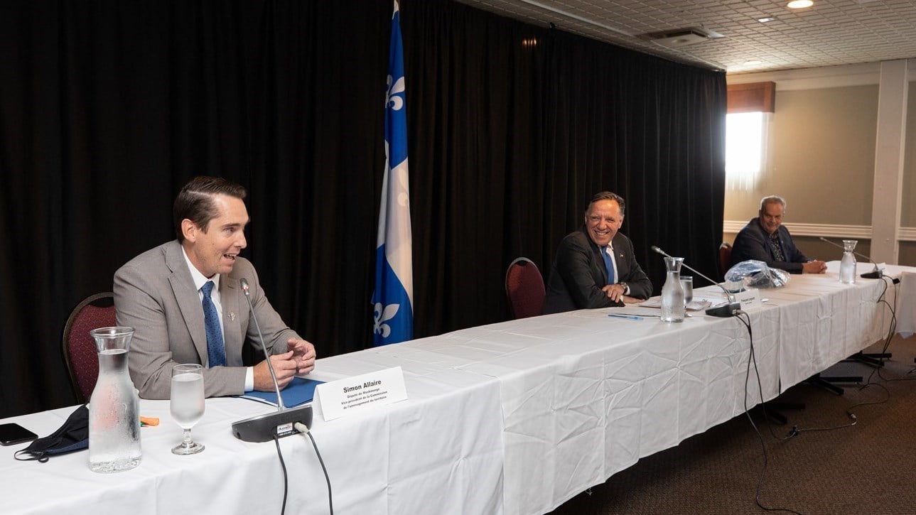 François Legault a rappelé qu’une augmentation du revenu de 12% était possible pour les préposés aux bénéficiaires mais pas pour tous les employés des CIUSSS, qui verraient plutôt leur salaire bondir à 7% sur trois ans.