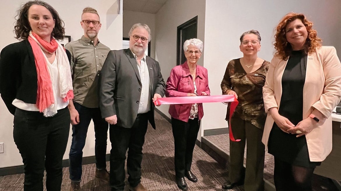 Mme Suzanne Lefebvre-Rousseau a coupé le ruban officialisant la salle qui porte son nom.