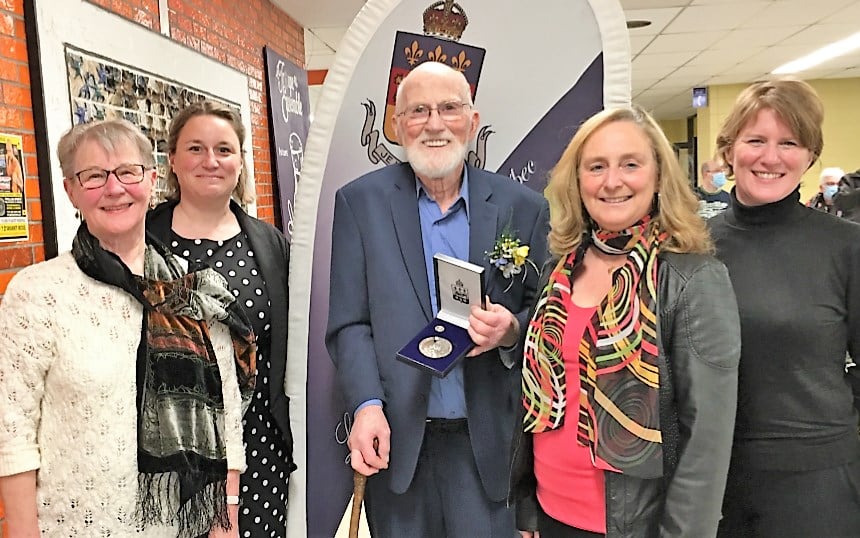 Jacques Blain entouré de Gabrielle Lecot, amie, Marie-Soleil Blain, fille et Danielle Gamelin, directrice de la Fondation Santé Bécancour– Nicolet-Yamaska.
Générale de la Fondation et Mme Geneviève Blain, fille