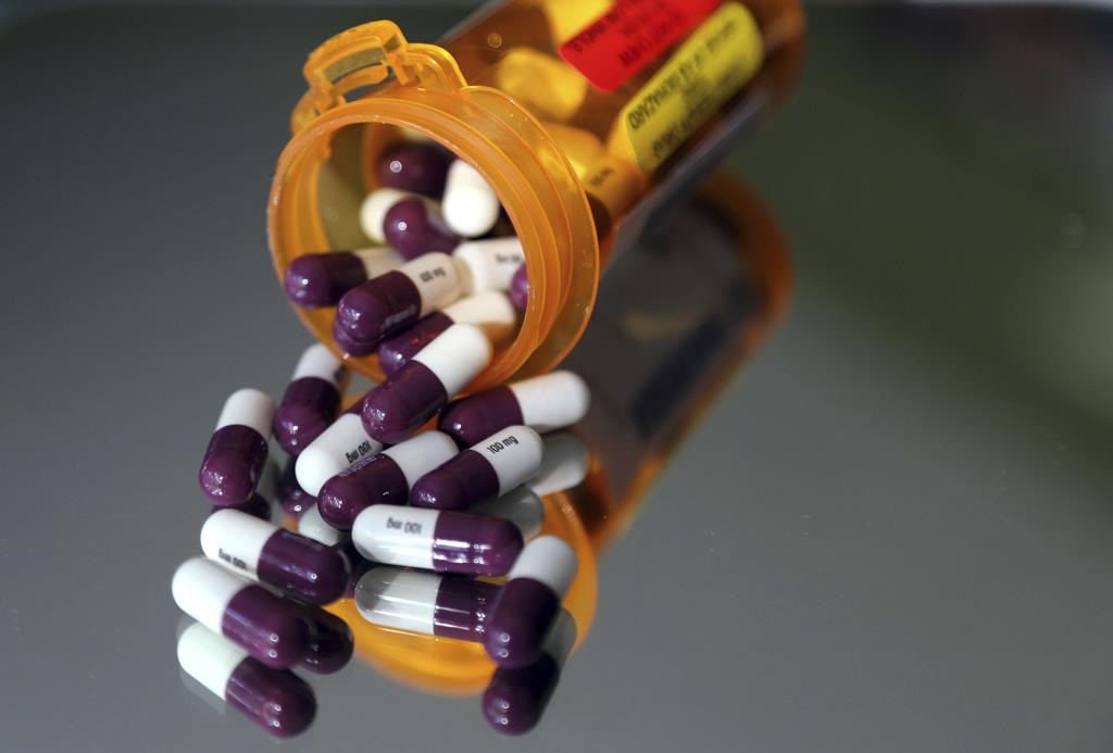 Près du quart des Canadiens coupent dans leurs médicaments, selon un sondage