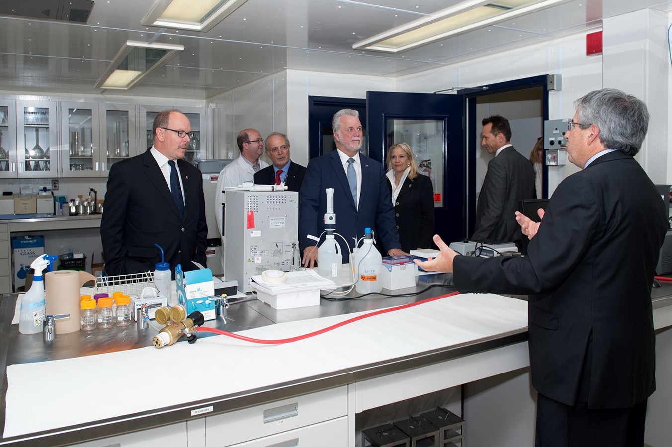Visite du SAS le Prince Albert II de Monaco et le Premier Ministre du Québec Monsieur Philippe Couillard en visite au Centre de recherche sur les biotechnologies marines.