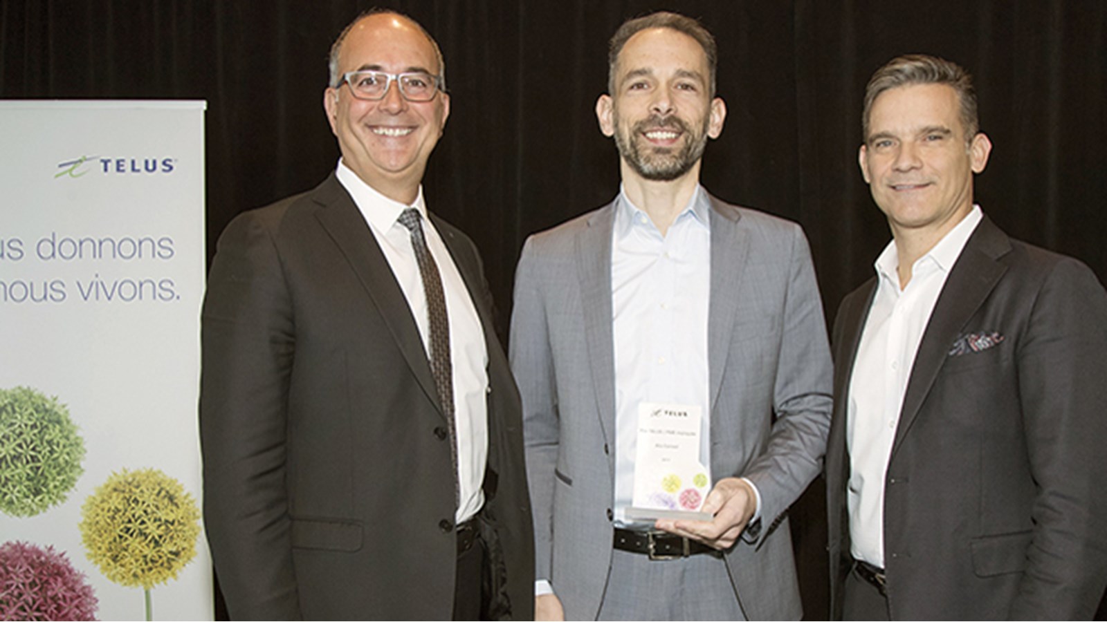 L’an dernier, Alia Conseil  a reçu le « Prix TELUS | PME impliquée ». Sur la photo de gauche à droite : Emilio Imbriglio (président et chef de la direction, RCGT et membre sortant du Comité d’investissement communautaire de TELUS) et Danny Serraglio (TELUS) entourent Patrick Rivard (Alia Conseil).   