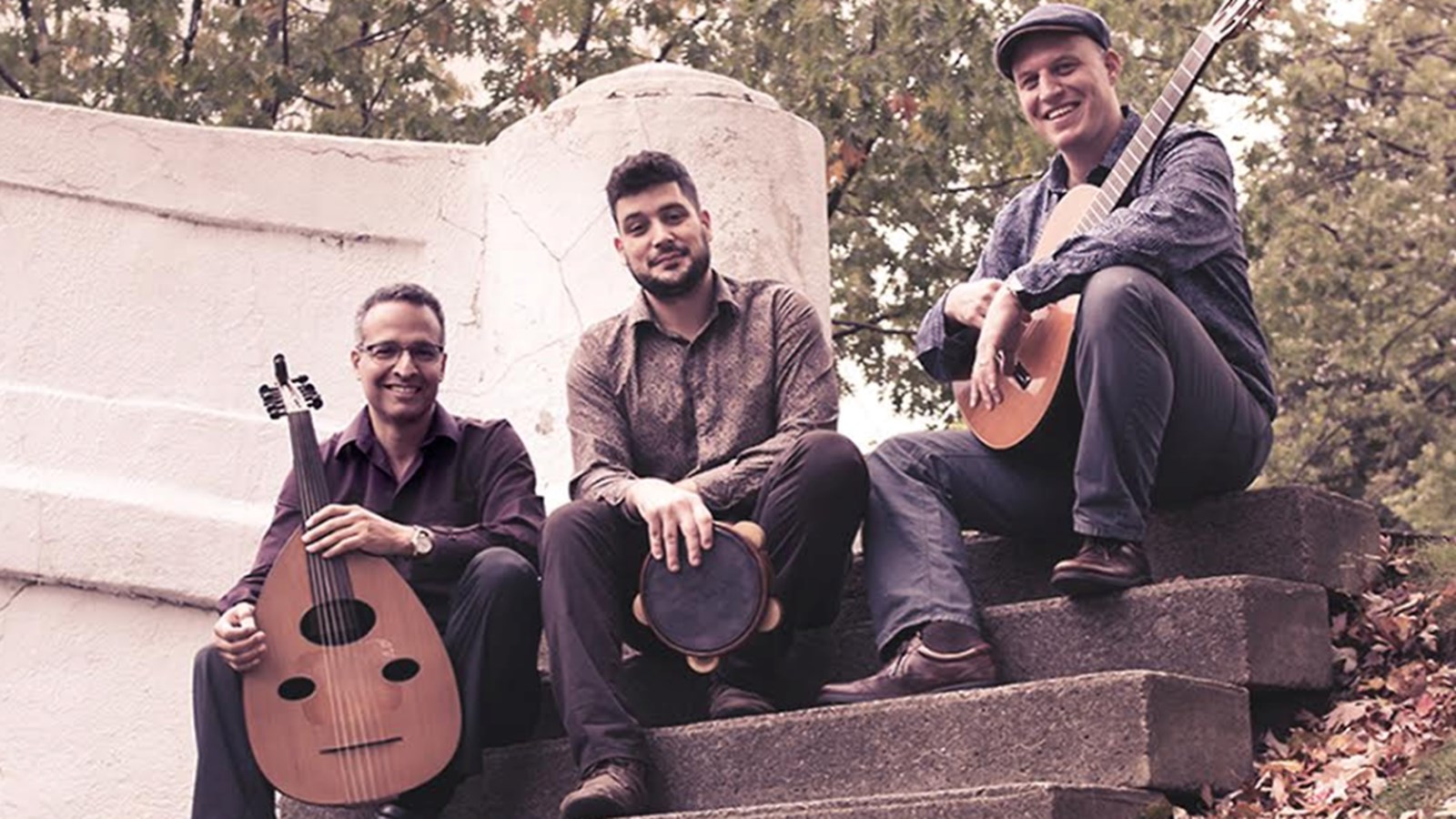 La formation est formée de Samuel Bonnet à la guitare classique, Khalil Moqadem à l’oud et Nathaniel Huard aux percussions 

