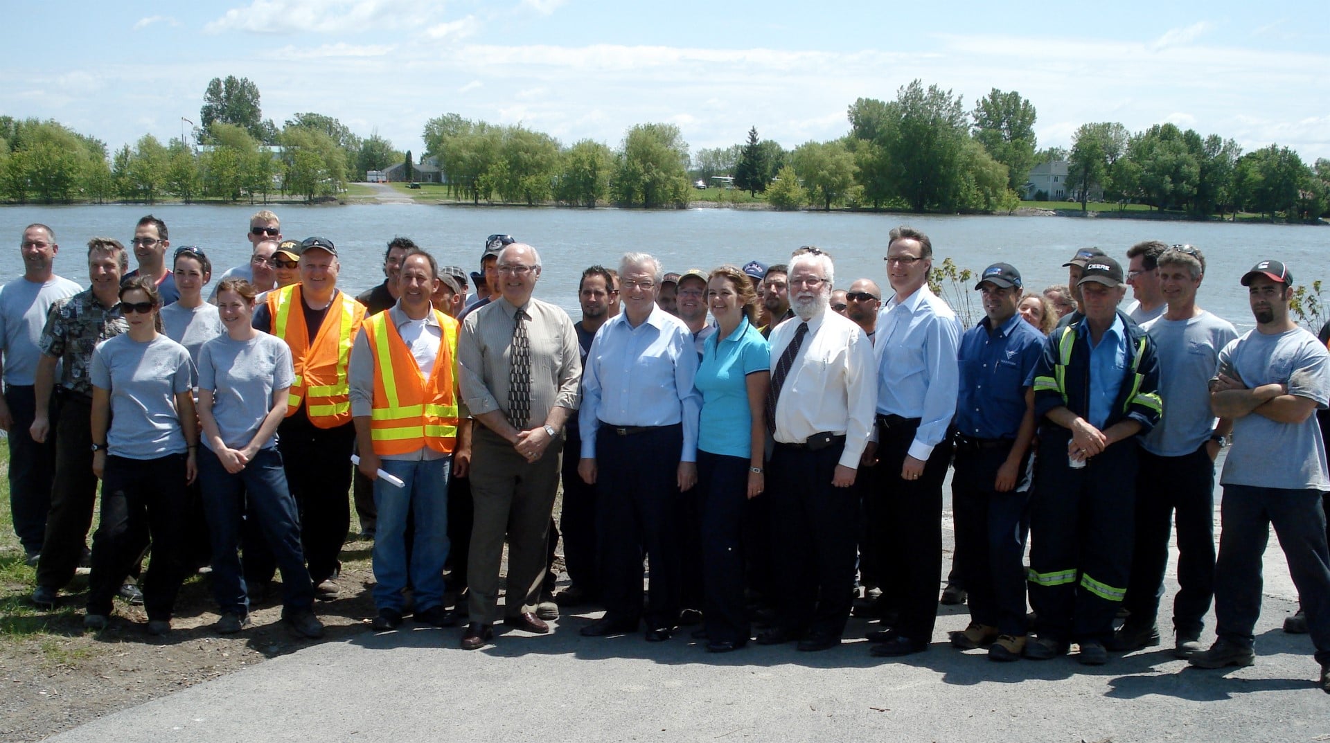 L’apport des employés municipaux des Villes de Laval, Varennes et Sainte-Julie, venus prêter main fort à leurs collègues de Saint-Basile-le-Grand, le 14 juin dernier, a été souligné en présence de dignitaires municipaux et régionaux. (Photo : Nathalie Paquin)