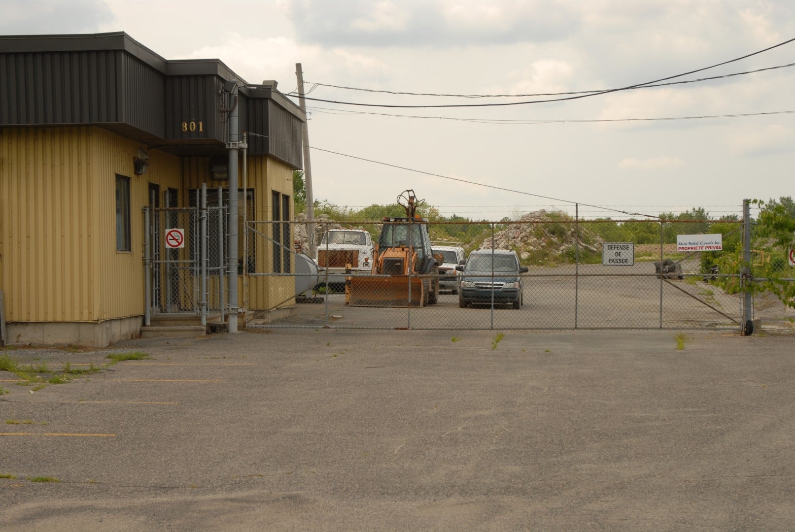 Le terrain jadis occupé par la CIL, situé en bordure de la rivière Richelieu, à McMasterville et Saint-Basile-le-Grand, pourrait demeurer à usage industriel et commercial. Le maire de McMasterville, lui, souhaiterait un développement domiciliaire, avec golf et marina.