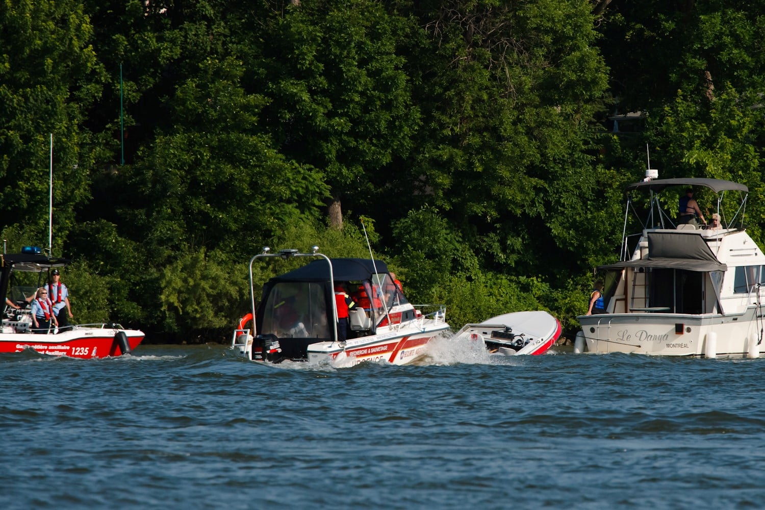 Le bateau d'environ 16 pieds, presque complètement submergé, a été remorqué vers la berge par une autre embarcation, Le Danya, escortée par la Garde côtière et l'équipe de sauvetage nautique des pompiers de Beloeil.