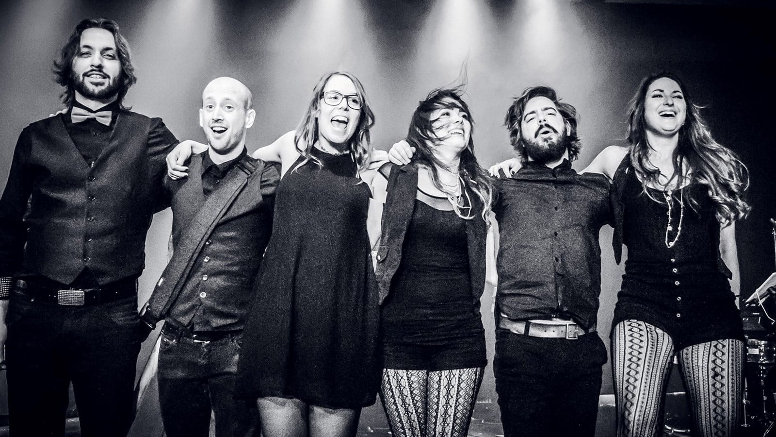 Composé de six musiciens et musiciennes, dont deux chanteuses, Harmonik fera danser la foule au son des plus grands succès québécois.