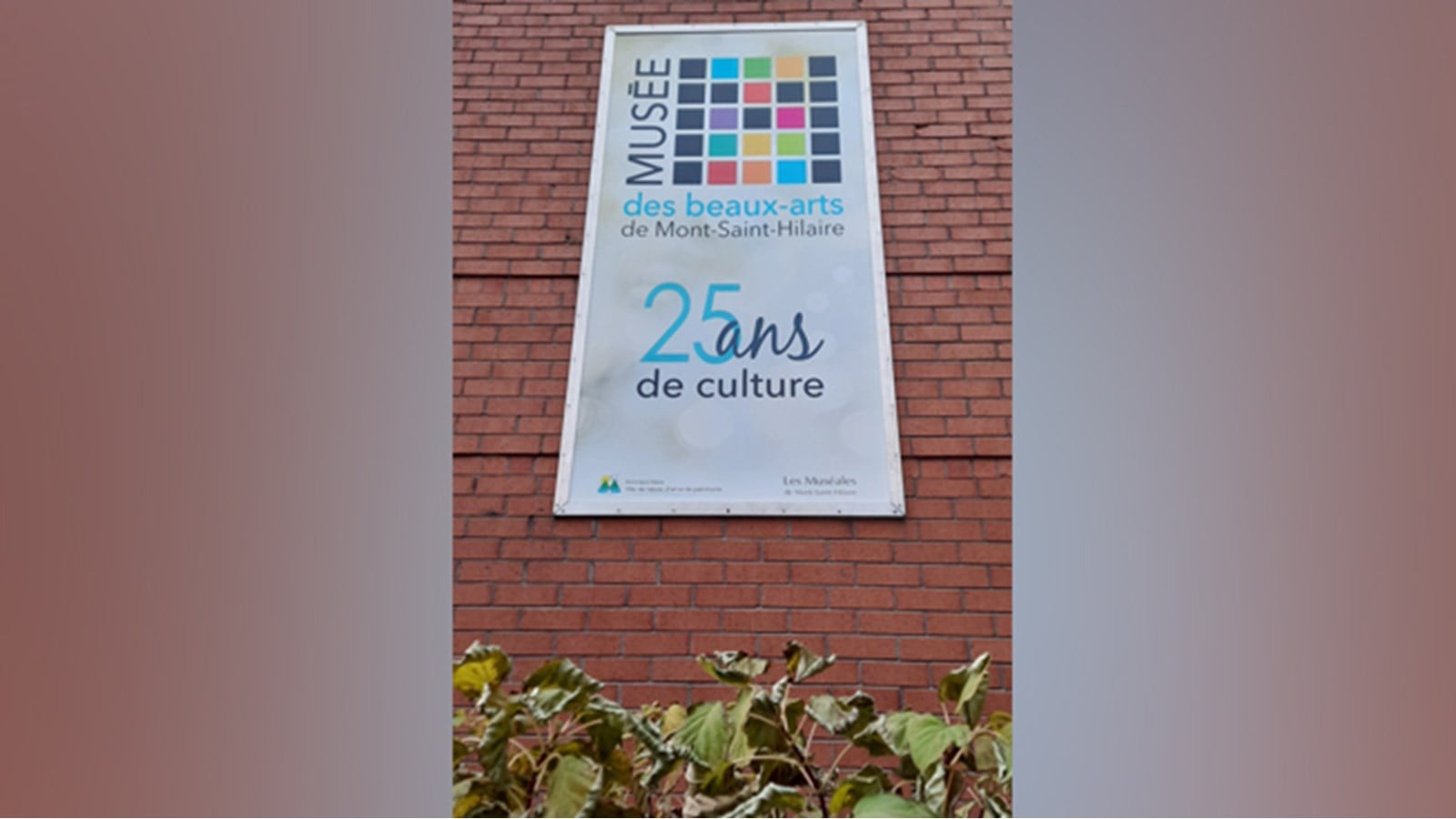 D’emblée, la composition issue des 25 carrés, évoque les années parcourues depuis la fondation du musée pour former un ensemble solide, flexible et ludique.