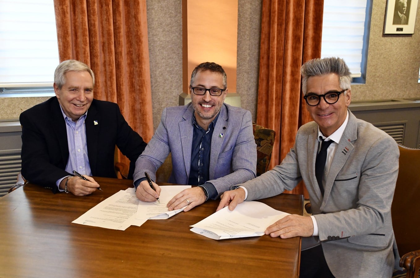De gauche à droite: Denis Péloquin, directeur des Ressources humaines; Me Karl Sacha Langlois, nouveau directeur général de la Ville de Sorel-Tracy et le maire, Serge Péloquin.