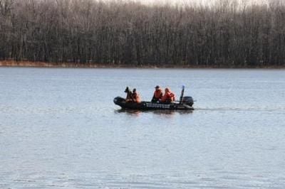 Les policiers de la Surêté du Québec et du service de police de Thérèse-de-Blainville recherchent activement Mathieu Plante âgé de 34 ans toujours porté disparu après qu une citoyenne ait repéré samedi après-midi son embarcation vide à la dérive sur la rivière des Mille-Îles au niveau de Rosemère.