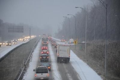 La circulation était dense sur l'autoroute 640 Ouest en raison de la chaussée glissante.